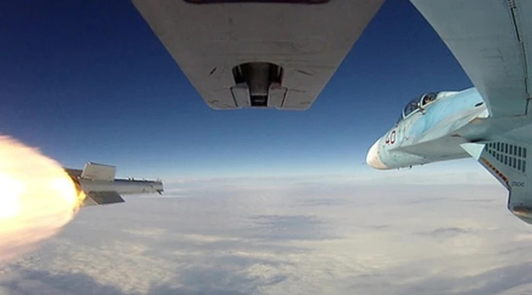 Trong nhiều trường hợp, tên lửa R-73 còn được lắp bên cạnh loại R-60 trên sải cánh máy bay chiến đấu.