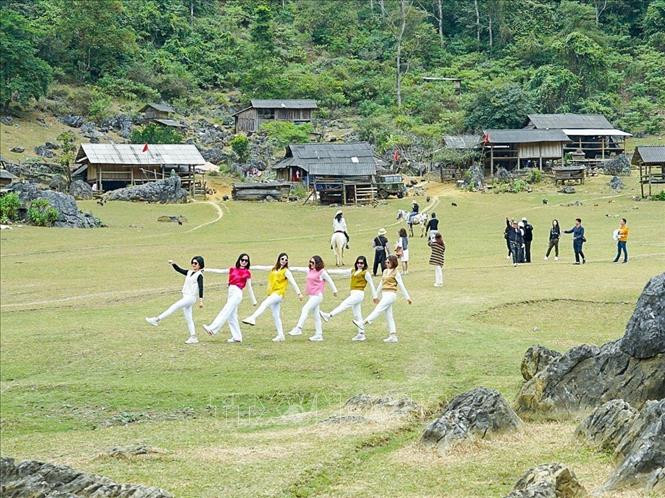 Hang Táu (làng nguyên thủy) là một trong những địa điểm được huyện Mộc Châu định hướng phát triển du lịch bên vững bảo tồn, giữ gìn nét văn hóa và tự nhiên ở nơi đây.