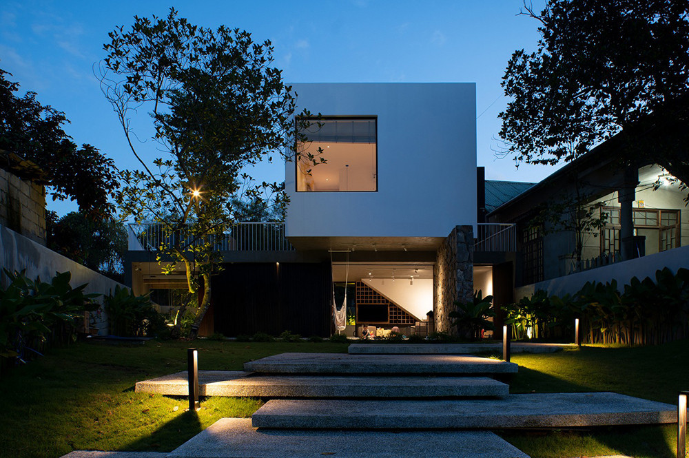 Ngôi nhà về đêm.