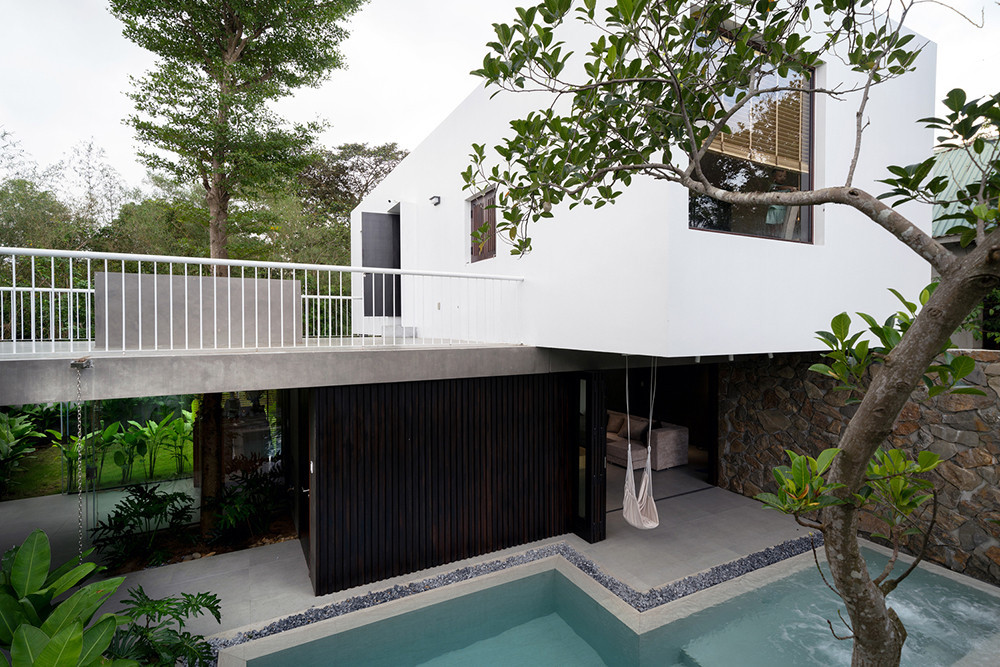 Tầng trệt được thiết kế với hình thức đơn giản nhất có thể. Đó là sự tiếp chiều ngang từ tường rào, sân trước, bãi đậu xe, hồ bơi, khu nghỉ ngơi ngoài trời và vườn cây phía sau. Tầng này được thiết kế để mở nhất có thể, kết nối cảnh quan trước và sau, đón ánh sáng và gió tự nhiên.