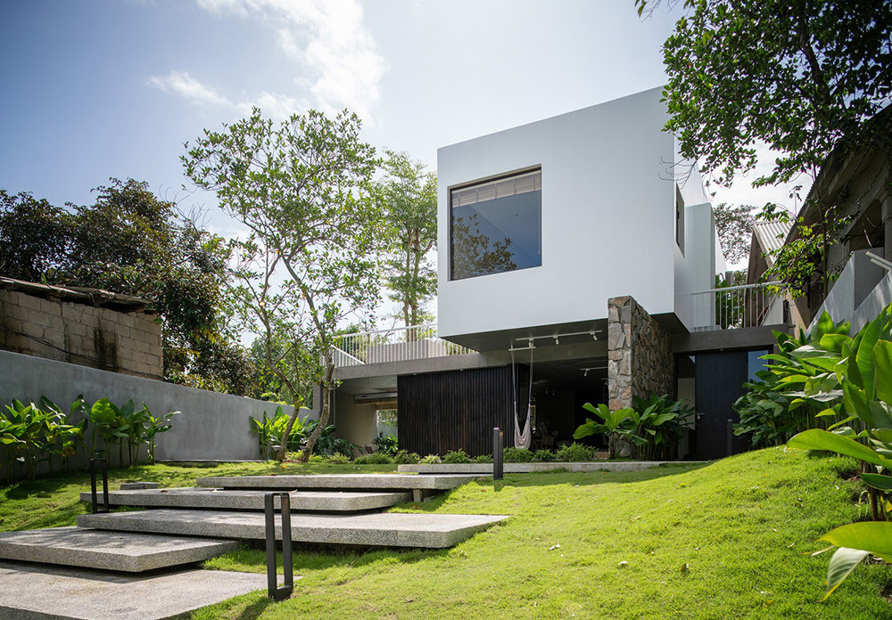 Dù mảnh đất rộng nhưng kiến trúc sư của 3fconcept chỉ dành diện tích nhỏ xây nhà, phần còn lại là cảnh quan, hồ bơi và vườn cây. Vấn đề đặt ra là kết nối các không gian này một cách hợp lý, kiến trúc sư phải thiết kế mặt bằng theo cả 2 hướng. Căn biệt thự nghỉ dưỡng được thiết kế phù hợp với mong muốn của gia chủ với đầy đủ công năng.