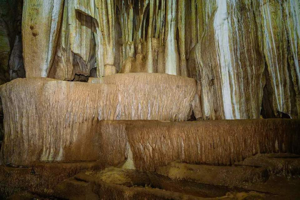 Trong hang có những hình thù giống mô phỏng cuộc sống, sinh hoạt của người xa xưa như ông già thối sáo, bộ cồng chiêng, thửa ruộng hình bậc thang, những cây cổ thụ bằng đá tỏa bóng…