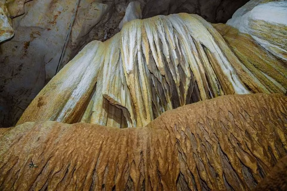 Trải qua hàng triệu năm, hang Bua dần tạo nên vẻ đẹp hùng vĩ, kỳ bí. Quan sát từ bên ngoài, hang Bua rất đơn giản nhưng đi sâu vào trong hang động ta sẽ thấy những lớp thạch nhũ với nhiều hình thù phong phú, đa dạng, hết sức kỳ thú và huyền bí. Gắn với hang Bua là những huyền thoại về sự tích thần Núi và thần Nước giao tranh hay chuyện tình Tạo Khủn – Tinh và nàng Ni…