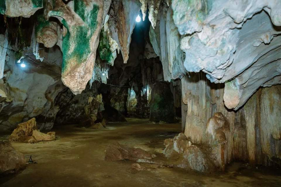 Vào hang Bua, du khách đi theo hai cửa, cửa chính vào khoang lớn, cửa phụ vào khoang nhỏ. Ngoài cửa chính có tượng hình con ếch (gọi là mè cốp), vào cửa chính có khối đá khổng lồ như bức tường ngăn cách thế giới bên ngoài và bên trong huyền bí, đáy hang rộng, bằng phẳng đủ cho cả làng, bản làm nơi hội tụ, vui chơi.