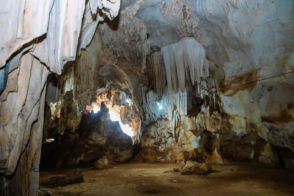 Hang Bua là một trong những di tích khảo cổ ở Nghệ An, chứa đựng dấu tích văn hóa của nhiều thời đại. Được Bộ Văn hóa - Thông tin (nay là Bộ Văn hóa, Thể thao và Du lịch) xếp hạng Danh lam thắng cảnh cấp quốc gia năm 1997.