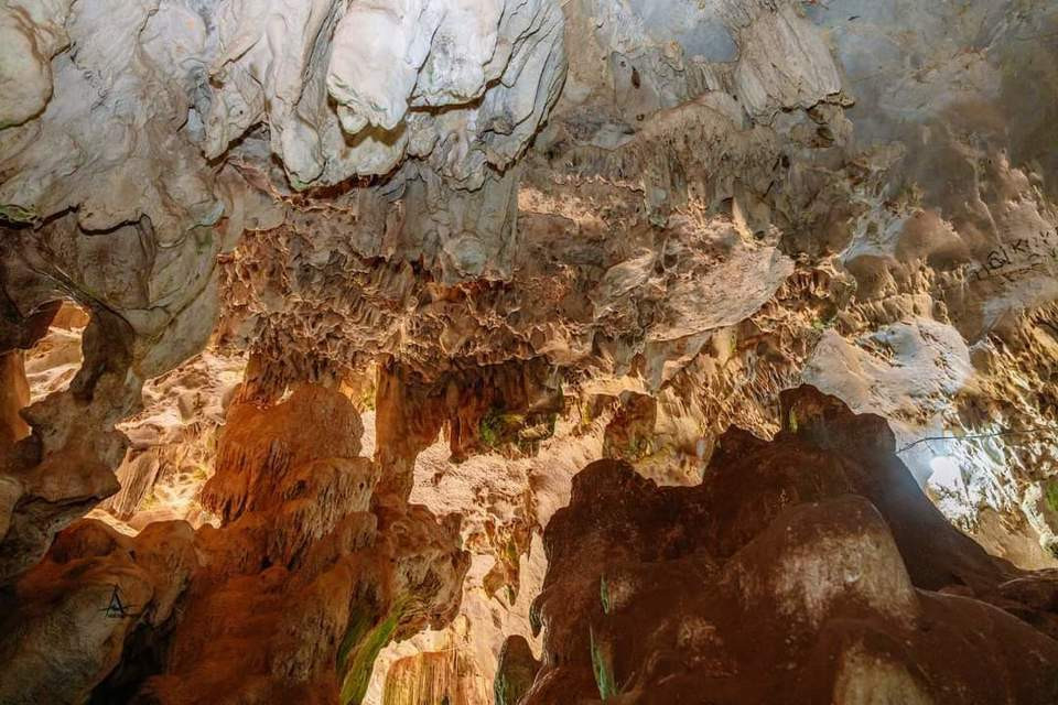 Từ mặt đất nhìn lên khoảng 17m, du khách sẽ được chiêm ngưỡng “Choong Nang” gọi là giường tiên, ở tầng 2 của khoang lớn được tạo bởi một phiến đá to, mặt phẳng như giường nằm rộng 3m - 4m trông thật đẹp mắt. Trong khoang nhỏ (thăm nhỏ) có nghê chầu, rùa đá, áng nặm (chậu nước) và thú vị hơn khi đến với suối tiên, một dòng nước trong veo, mát lạnh chảy từ kẽ đá ra trông thật huyền bí.