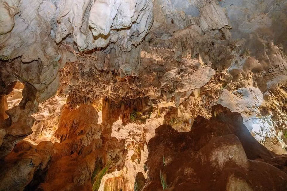 Từ mặt đất nhìn lên khoảng 17m, du khách sẽ được chiêm ngưỡng “Choong Nang” gọi là giường tiên, ở tầng 2 của khoang lớn được tạo bởi một phiến đá to, mặt phẳng như giường nằm rộng 3m - 4m trông thật đẹp mắt. Trong khoang nhỏ (thăm nhỏ) có nghê chầu, rùa đá, áng nặm (chậu nước) và thú vị hơn khi đến với suối tiên, một dòng nước trong veo, mát lạnh chảy từ kẽ đá ra trông thật huyền bí.