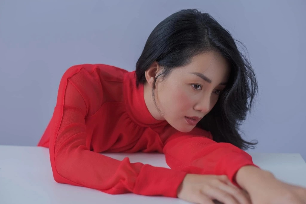 “Nhưng tôi nghĩ mình phải chậm lại. Trước đây, sau chia tay, tôi có thể yêu người khác ngay vì sợ cô đơn. Sau những trải nghiệm, tôi rút ra kha khá bài học. Khi yêu, mình phải hy sinh bản thân một chút. Nhưng đừng thay đổi thành một con người khác. Vì đến một ngày bạn sẽ bức bối, không chịu nổi và muốn thoát ra ngoài”, Quỳnh Chi tâm sự.