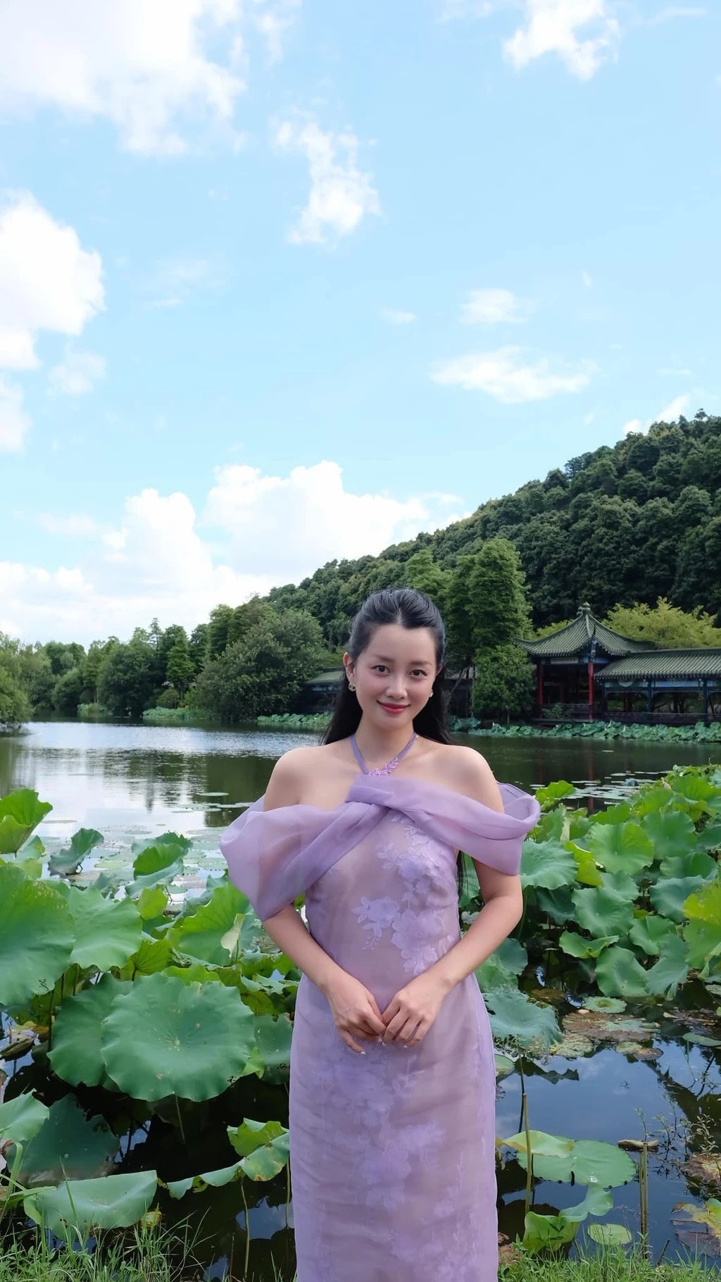 Trong bài phỏng vấn với Tri Thức - Znews năm 2020, Quỳnh Chi tâm sự trước đó cô trầm cảm vì yêu rồi chia tay một người. Sau khi vượt qua giai đoạn khủng hoảng, nữ MC vẫn luôn có niềm tin vào một tình yêu đẹp.