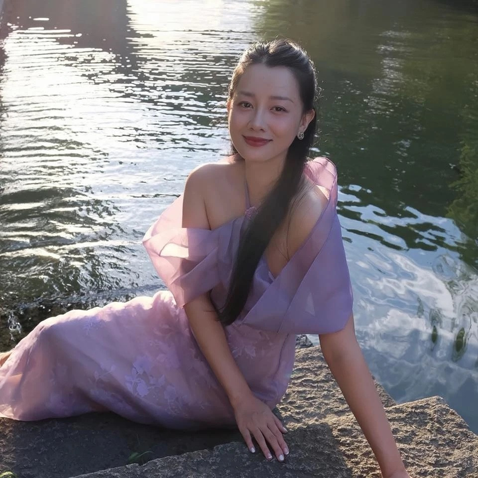 Quỳnh Chi từng là gương mặt quen thuộc trên sóng truyền hình thông qua nhiều chương trình khác nhau, như Bản tin Thể thao 24/7, Nhịp đập 360 độ thể thao, Thần tượng Bolero, The Remix 2017...