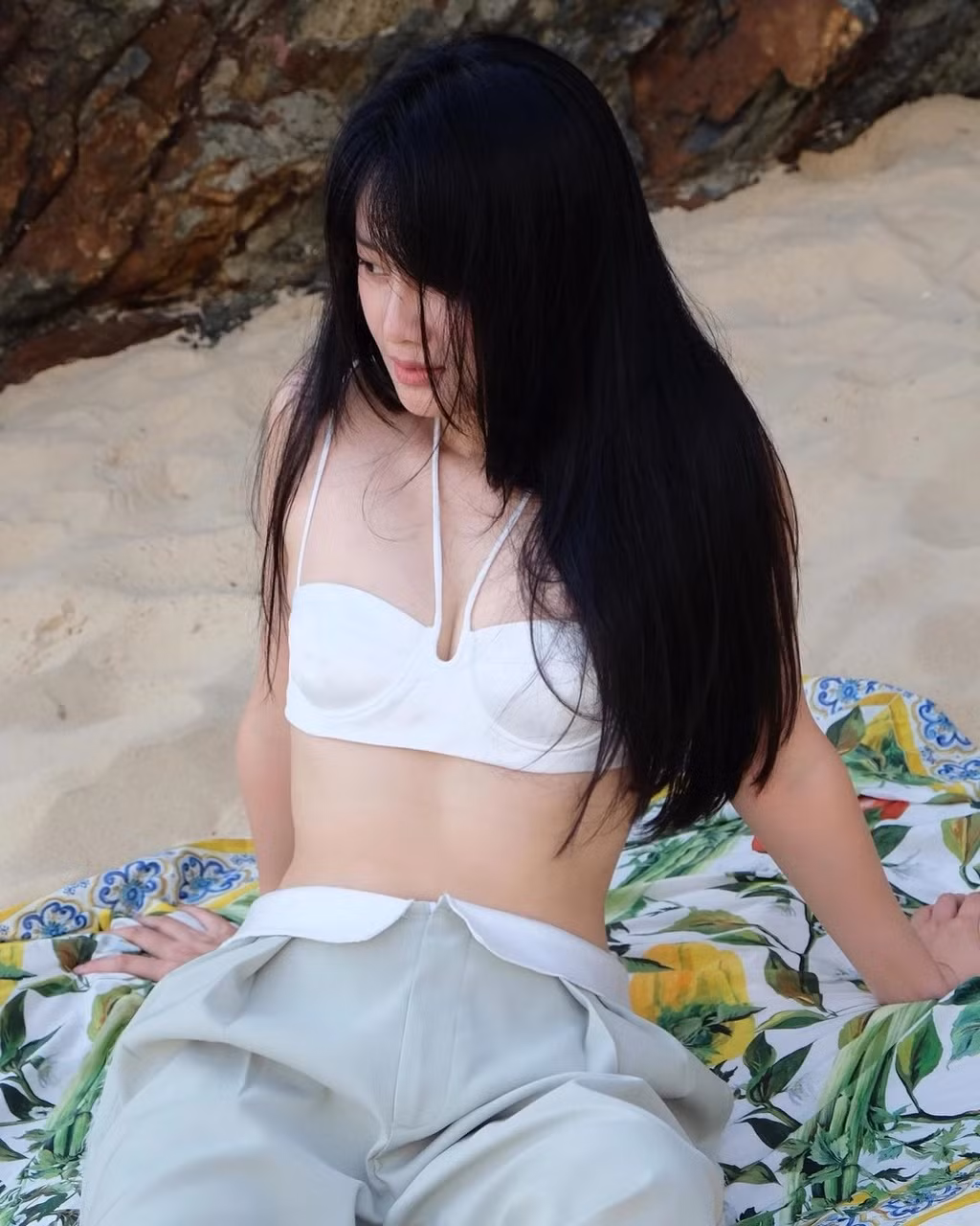 Mỗi ngày thức dậy, Quỳnh Chi không còn bận tâm nghĩ tới việc hôm nay phải mặc gì để mọi người ngắm mình hay phải ăn diện chỉn chu ra sao để không ai chê cô là MC nhưng lại mặc đồ lôi thôi. Cô thấy bản thân nhẹ nhõm, bình yên.