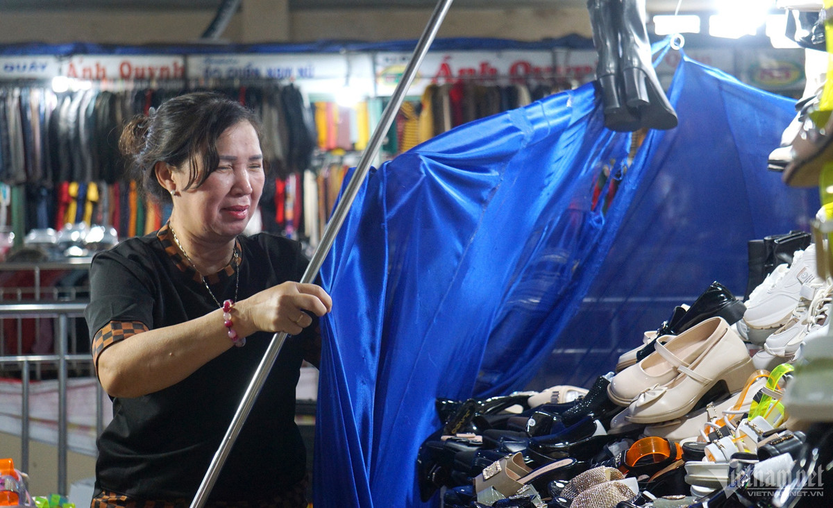 Giáp Tết chợ vắng không bóng khách, tiểu thương lo ôm món nợ - Hình 3 Giap Tet cho vang khong bong khach, tieu thuong lo om mon no-Hinh-3