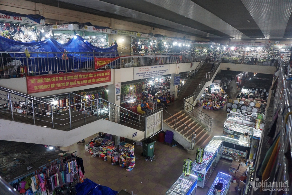 Giáp Tết chợ vắng không bóng khách, tiểu thương lo ôm món nợ - Hình 2 Giap Tet cho vang khong bong khach, tieu thuong lo om mon no-Hinh-2