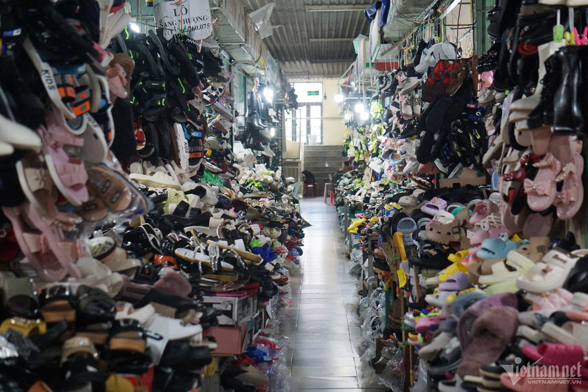 Giáp Tết chợ vắng không bóng khách, tiểu thương lo ôm món nợ Giap Tet cho vang khong bong khach, tieu thuong lo om mon no