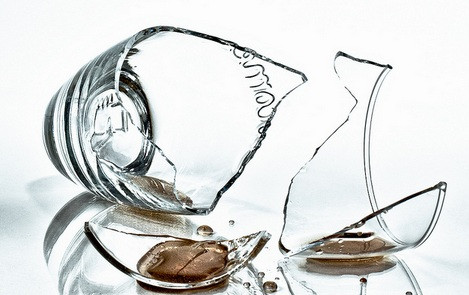 Cốc và chén vỡ: Cốc và chén thường được xem là biểu tượng của sự giàu có và thịnh vượng của gia chủ. Tuy nhiên, chúng cũng có thể biểu hiện cho sự sứt mẻ trong tình cảm, có thể mang lại điều không may mắn cho gia đình. 