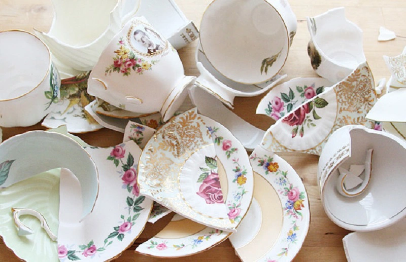 Theo quan niệm phong thủy, việc giữ các đồ vật hư hỏng trong nhà, đặc biệt là những chiếc đồng hồ đã ngừng hoạt động, thường không được khuyến khích. 