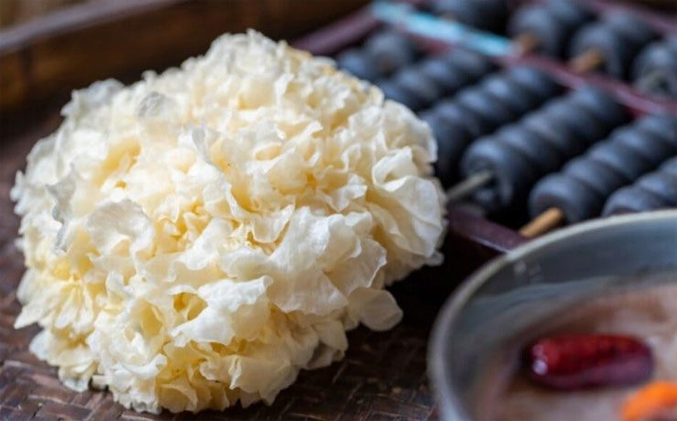 Trong nấm tuyết cũng chứa nhiều đạm, đường, chất béo, chất xơ, phospho, sắt, magie, kali, natri, canxi, vitamin B2, C...