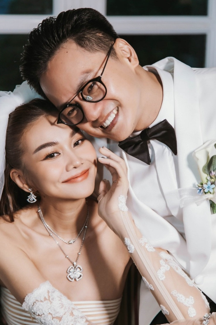 Thanh Hằng dịu dàng, nữ tính hơn từ khi lấy chồng: Đám cưới của Thanh Hằng và Trần Nhật Minh được tổ chức vào tối 22/10 tại TP.HCM. Sau gần 5 tháng về chung nhà, cuộc sống của Thanh Hằng có nhiều đổi thay. Siêu mẫu họ Phạm thường xuyên chia sẻ hôn nhân hạnh phúc bên ông xã nhạc trưởng. "Mỗi khi đi làm về có người mở cửa xe, lấy đồ, rót một ly nước hay chuẩn bị bữa ăn tối là tôi thấy hạnh phúc", Thanh Hằng tâm sự.