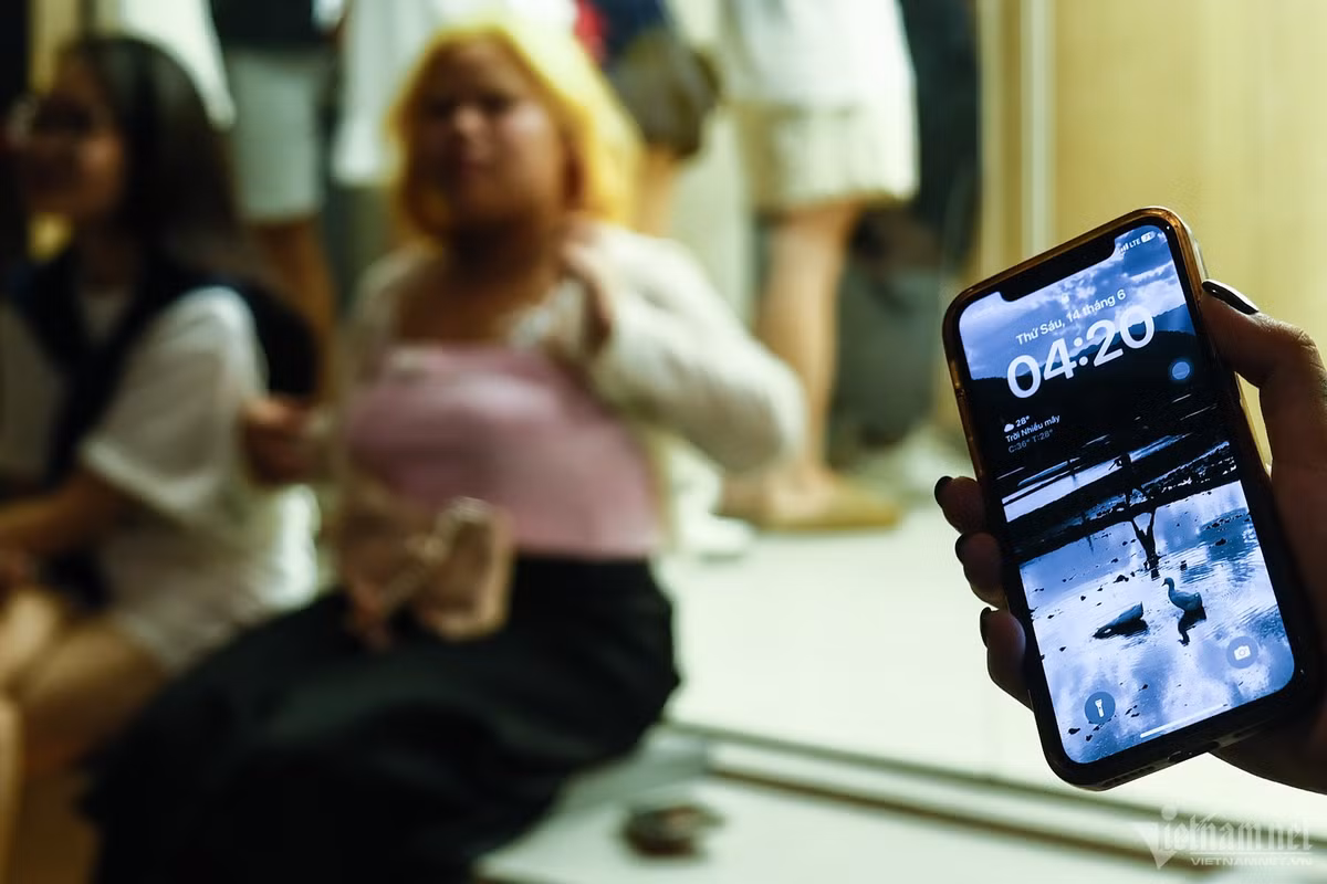 Quán mở cửa đón khách từ 4h -23h. Sau 4h, quán đã kín chỗ. Trong ảnh, lúc 4h20 vị trí ngồi trước hiên để ngắm đường phố chỉ còn vài chỗ trống.