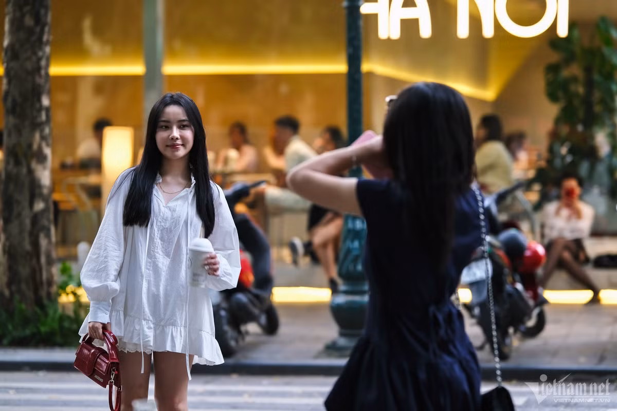 Cầm trên tay cốc cà phê, Thu (22 tuổi, ở quận Hai Bà Trưng) tạo dáng chụp ảnh sau khi thành công trong việc "bắt trend" đi cà phê lúc 4h sáng. Cô gái hào hứng chia sẻ: "Ngồi cà phê xong chúng mình sẽ ghé tìm hàng ăn sáng, sau đó đi làm luôn".