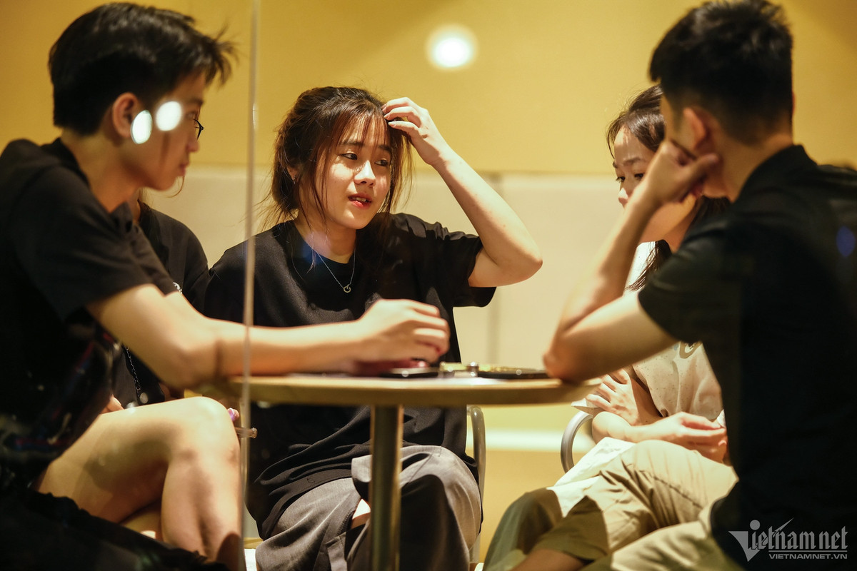 Trong số này, phần lớn bạn trẻ chọn cách đi uống cà phê từ sáng sớm để tụ tập bạn bè. Một vài người đến vì tò mò, số khác lại đến để chụp ảnh "sống ảo" bắt xu hướng (trend).