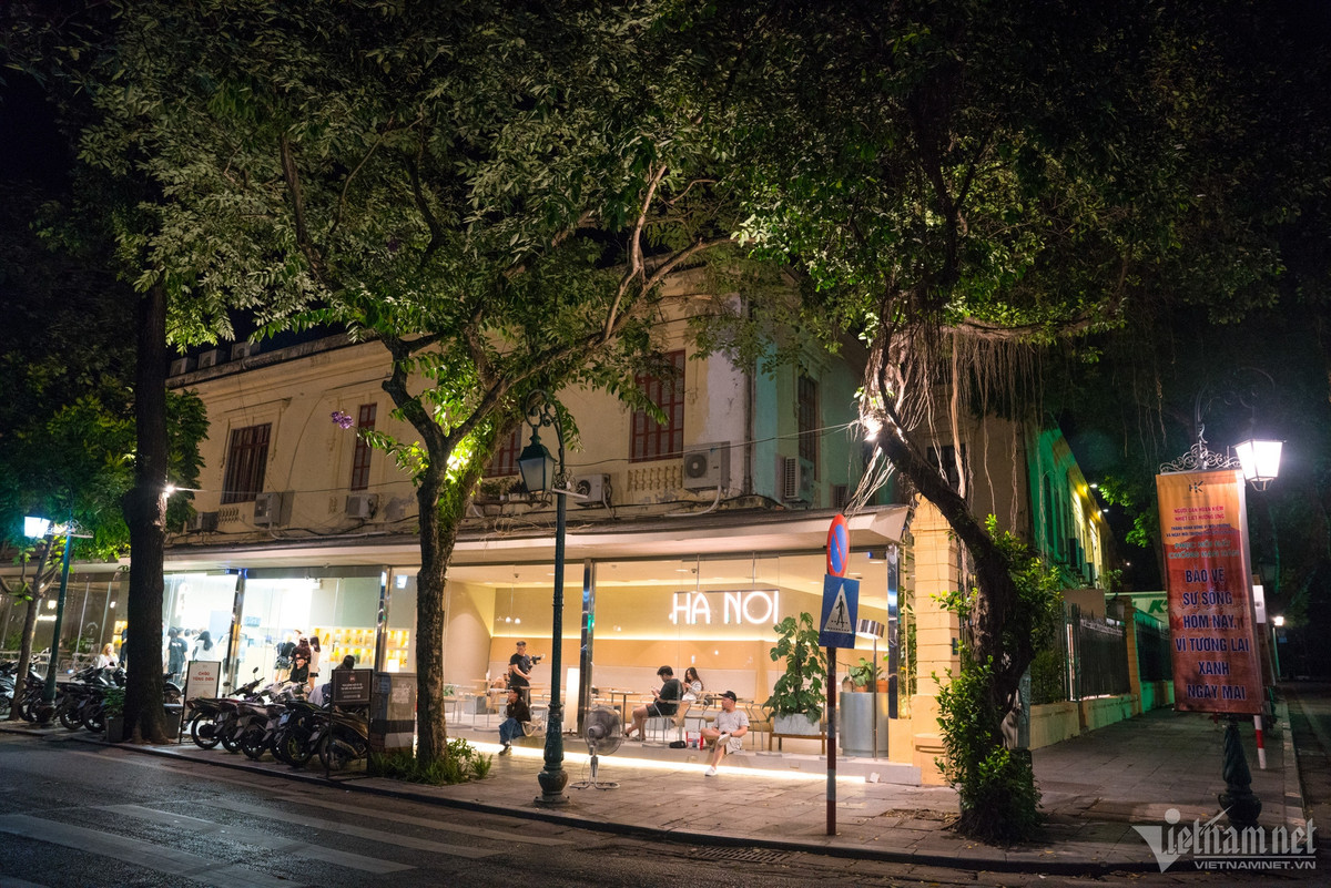Sớm 14/6, khi bóng tối còn bao phủ khắp phố phường Hà Nội, một quán cà phê trên phố Tông Đản (quận Hoàn Kiếm) đã sáng đèn đón khách.