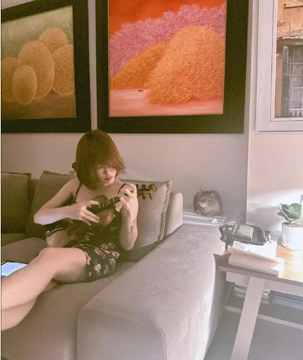 Về lý do ít chia sẻ đời tư, nữ ca sĩ cho biết cô vốn là mẫu người "thuộc về âm nhạc". "Tôi được sống với chính bản thân và được tận hưởng cảm giác giao hòa với ban nhạc. Tôi ít gây chú ý trên mạng xã hội vì chỉ muốn mọi người nhớ đến mình bằng các sản phẩm âm nhạc, hình ảnh trên sân khấu mà thôi", cô nói (Ảnh: Facebook nhân vật). *Tiêu đề bài viết đã được biên tập lại