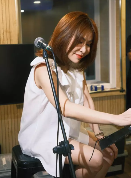 Ở tuổi 37, Uyên Linh không áp lực chuyện lập gia đình, sinh con. Về tiêu chuẩn bạn trai, ca sĩ nói cô thích yêu người cùng nghề để có thể san sẻ về đam mê âm nhạc. Ngoài ra, nữ ca sĩ cũng thích mẫu người hài hước, nói chuyện duyên dáng.