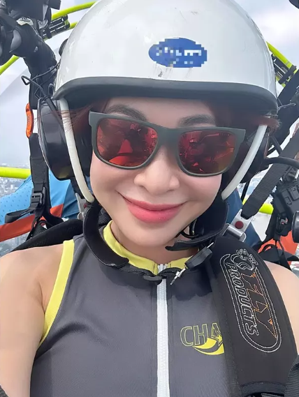 Trước đây, nữ ca sĩ được biết đến nhiều với mối tình bên nhạc sĩ Dũng Đà Lạt. Sau khi cuộc tình 5 năm tan vỡ, cô kín tiếng hơn.