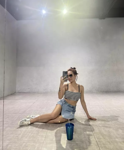 Thi thoảng, nữ ca sĩ gây "sốt" người hâm mộ với loạt ảnh diện áo tắm khoe đường cong.