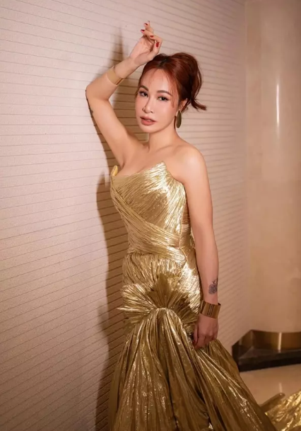 "Vì không đạt được những điều tôi muốn trong tình yêu, tôi lao vào làm liveshow để chuyển những cơn giận dữ, đau khổ của mình sang một hình thức mới. Đó cũng là lúc tôi bận rộn đến mức quên đi mọi chuyện. Tôi nhận ra điều gì rồi cũng qua, miễn là mình còn sống, mình còn phải làm việc", ca sĩ bộc bạch.