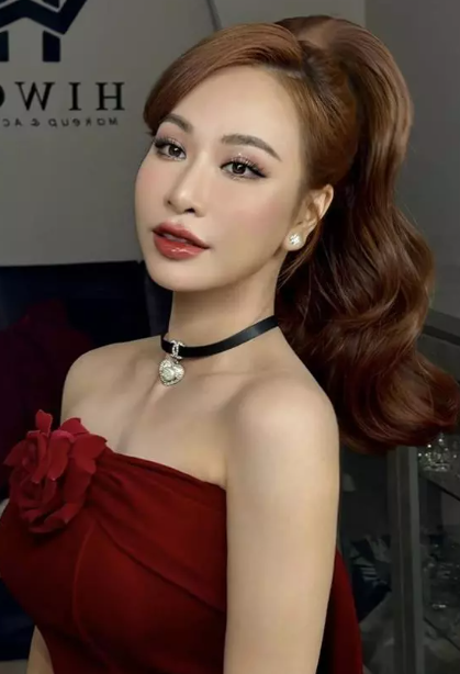 Nhìn lại quãng thời gian bị ảnh hưởng tinh thần vì chuyện buồn tình cảm, Uyên Linh nói có lúc cô như "tự hủy diệt chính mình".