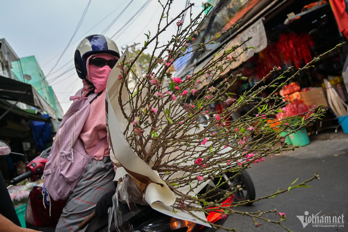 "Ông bà tôi đều là người Hà Nội. Dù ở TP.HCM đã lâu, năm nào gia đình cũng phải có bình hoa đào bày trong nhà mỗi dịp Tết. Cành hoa này 500.000 đồng", chị Như Quỳnh (TP. Thủ Đức) nói.