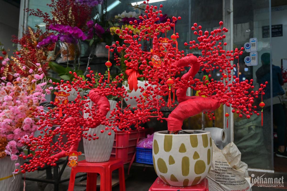 Ngoài ra, nhiều loại hoa giả độc đáo cũng đã được bày bán phục vụ Tết. Trong ảnh là cây mai đỏ có giá 2,5 triệu đồng.