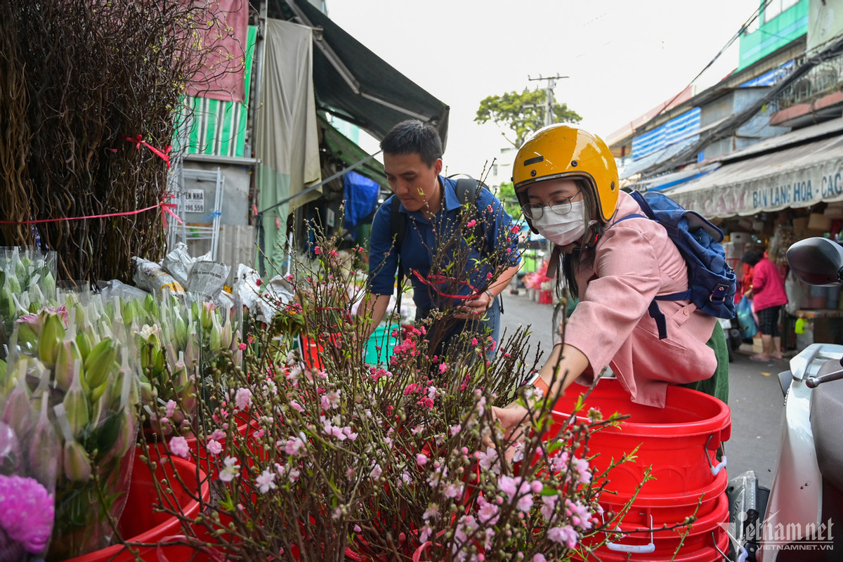 "Tết tới gia đình tôi sẽ về quê nên phải mua hoa để trưng Tết sớm. Đây là loài hoa rất đặc trưng của mùa xuân mà ở miền Nam không trồng. Tôi thấy lạ mắt nên mua về cho vợ", anh Vũ (quận Gò Vấp) chia sẻ.