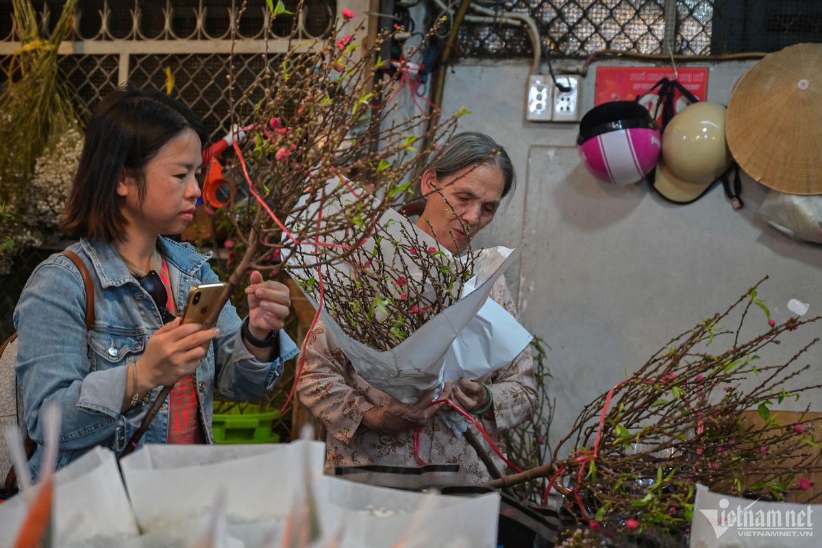 Nhiều người thích đào đầu mùa đã đến chợ chọn mua sớm về cắm. Các bạn trẻ còn mua để dạo phố chụp ảnh. Hiện mỗi ngày sạp hàng này bán vài chục cành đào mini với giá từ 150.000 đồng/cành.
