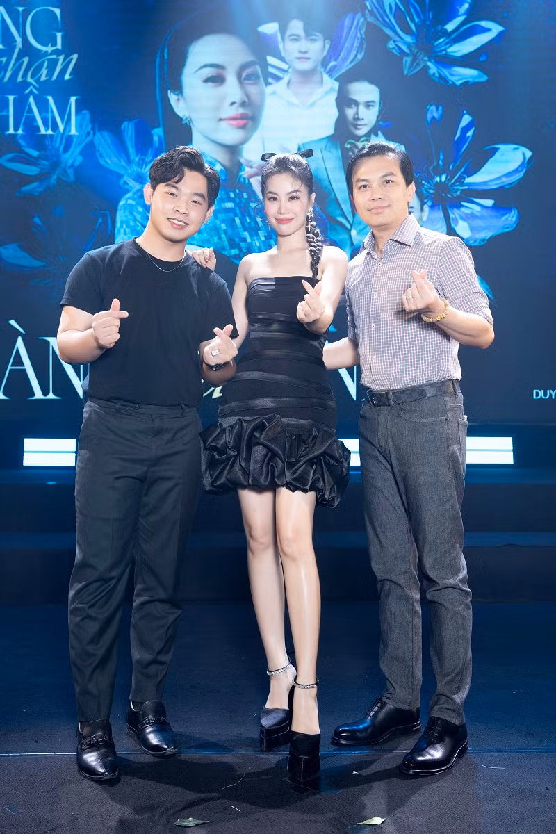 Hoang Tam Anh “chieu dai” khan gia album moi trong minishow-Hinh-3