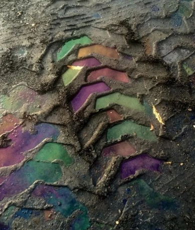 3. Vết dầu loang còn đọng lại trên lốp ô tô.