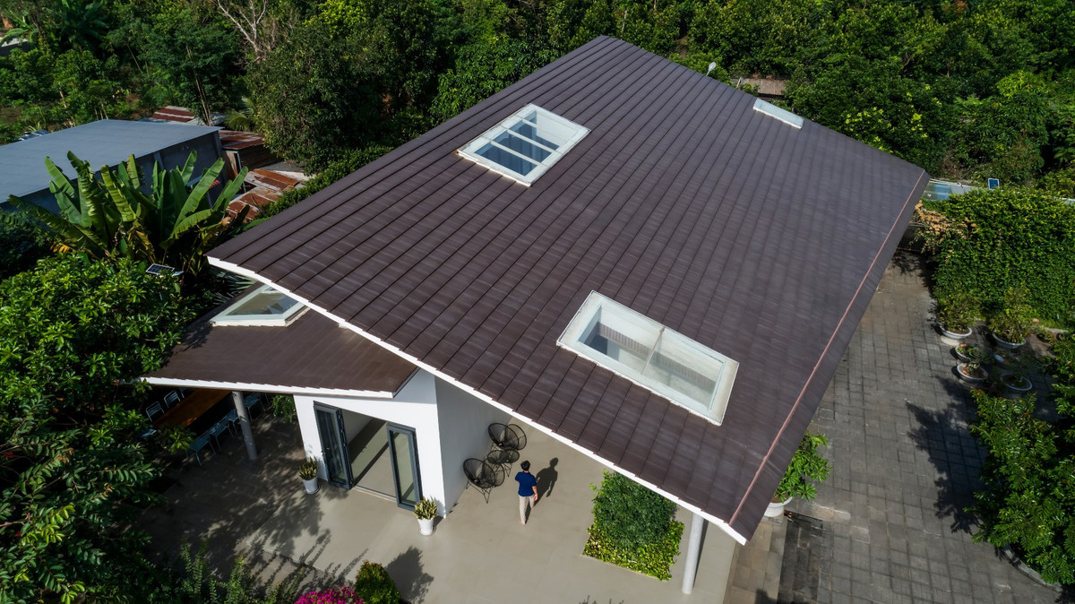 Với giải pháp đón gió bằng các cửa sổ, cửa đi và thoát gió phía trên bằng lam chữ Z. Theo đó, hơi nóng khi bốc lên, sẽ thoát ra ngoài qua lam Z, làm giảm bớt lượng khí nóng. Hoạt động trên tạo ra sự thay đổi áp suất, làm luồng không khí đi từ nơi áp cao về nơi áp thấp. Khi đó, gió tươi tươi bên ngoài sẽ tràn vào bên trong, giúp ngôi nhà có thể "thở" được 24/24, không gian trong nhà luôn thoáng mát, dễ chịu.