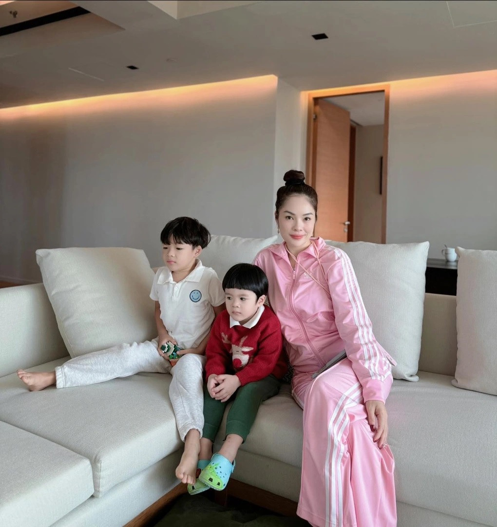 Diễn viên Dương Cẩm Lynh chia sẻ các con là động lực lớn nhất để cô nỗ lực vượt qua áp lực tài chính. Ba mẹ con diễn viên vẫn ở nhà thuê. Cô làm việc kiếm tiền vì muốn 2 con trai có cuộc sống, điều kiện tốt nhất và cũng không phải chịu thị phi, ảnh hưởng vì biến cố của mẹ (Ảnh: Facebook nhân vật).