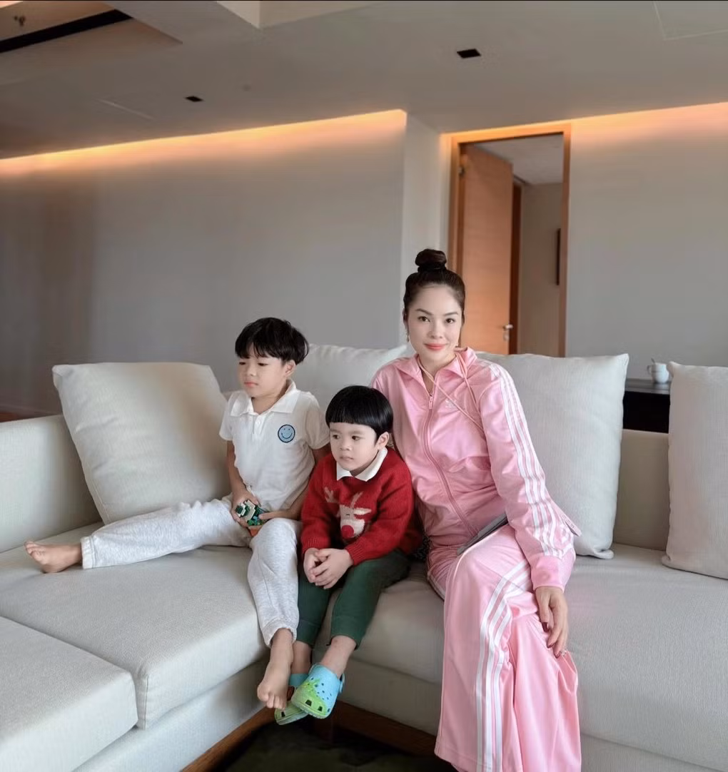 Diễn viên Dương Cẩm Lynh chia sẻ các con là động lực lớn nhất để cô nỗ lực vượt qua áp lực tài chính. Ba mẹ con diễn viên vẫn ở nhà thuê. Cô làm việc kiếm tiền vì muốn 2 con trai có cuộc sống, điều kiện tốt nhất và cũng không phải chịu thị phi, ảnh hưởng vì biến cố của mẹ (Ảnh: Facebook nhân vật).