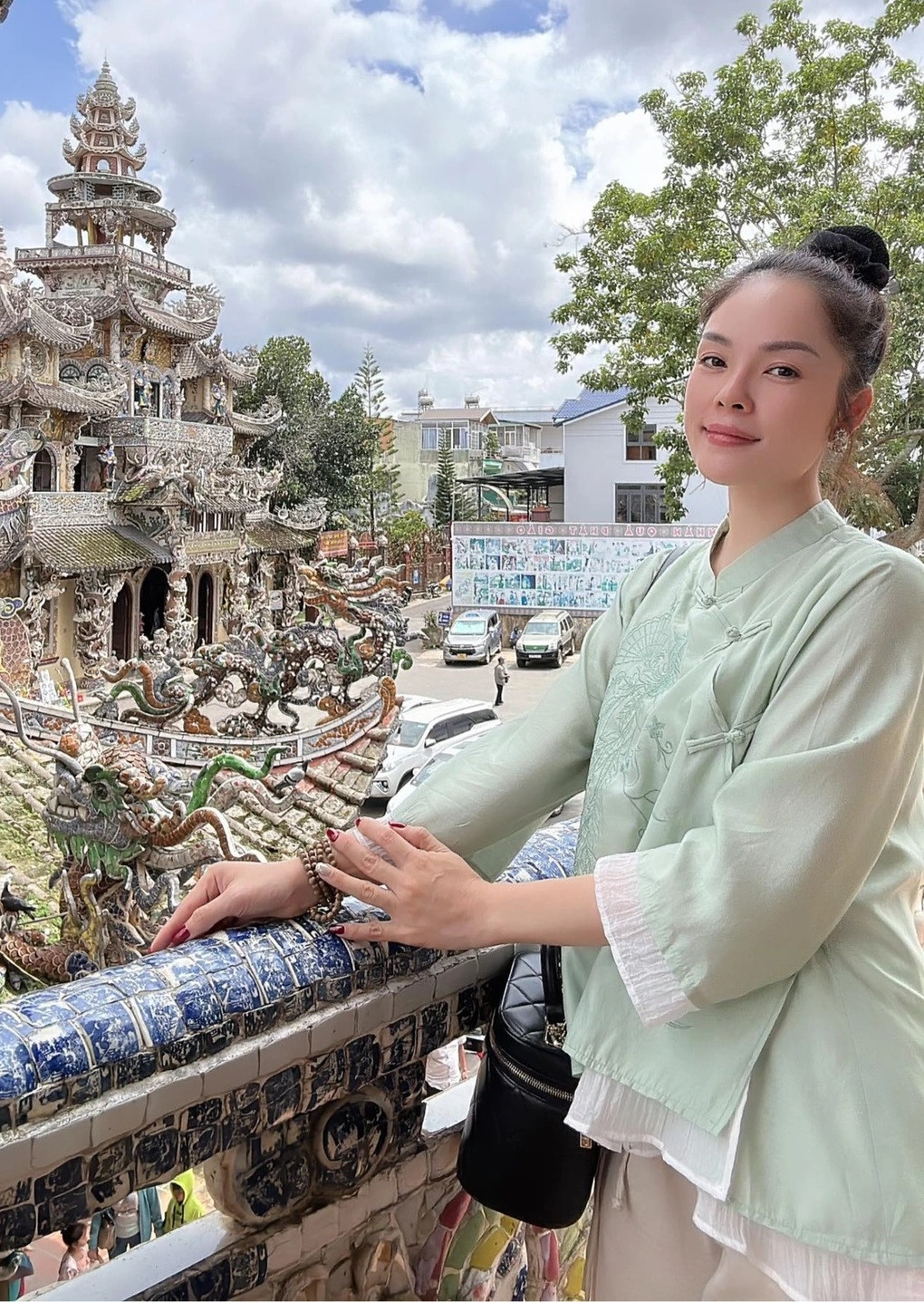 Trò chuyện với phóng viên Dân trí, Dương Cẩm Lynh cho biết 1 năm qua cô chăm chỉ làm việc, kinh doanh và đã trả được phần lớn khoản nợ. Cuộc sống người đẹp hiện nhẹ nhàng, "dễ thở" hơn, không còn gánh nặng và áp lực tinh thần như trước.