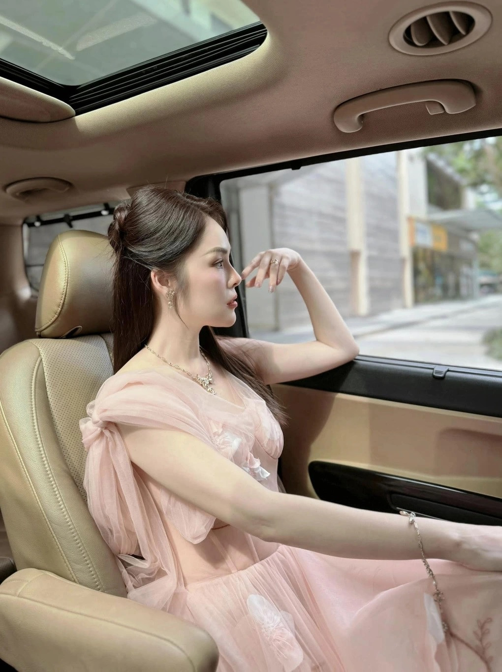 "Trước đây tôi sợ xấu hổ, sợ danh tiếng ảnh hưởng nên giấu chuyện nợ nần. Khi công khai mọi thứ, tôi thấy nhẹ lòng, khán giả cũng để lại nhiều bình luận động viên khiến tôi có động lực làm lại từ đầu", diễn viên cho biết.