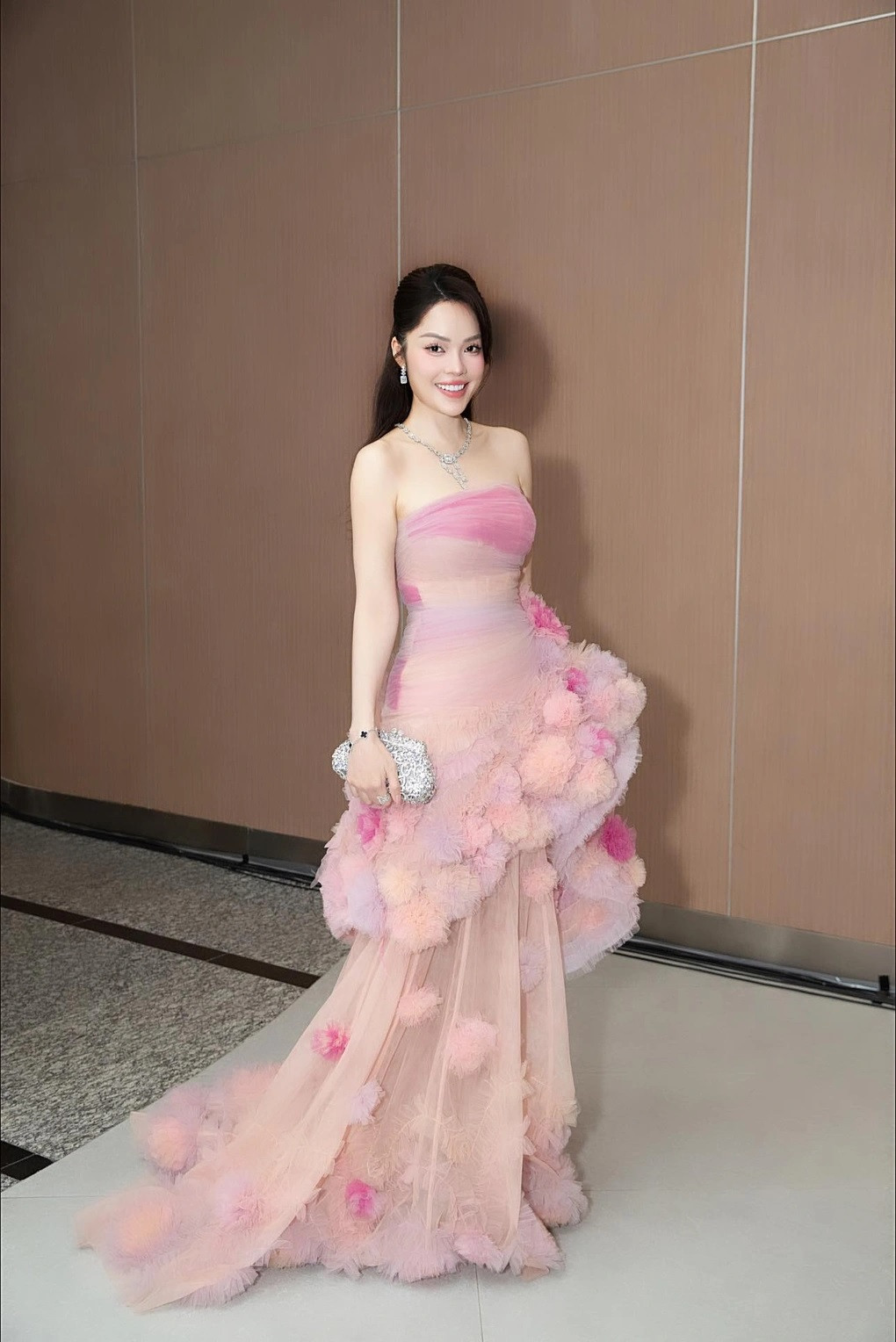 Trước ý kiến cho rằng Dương Cẩm Lynh "kể khổ" khi mang chuyện nợ nần lên mạng xã hội, cô giải thích: "Tôi không phải là người thích than vãn hay muốn ai giúp đỡ mình. Tôi cũng không đổ lỗi, không oán trách ai. Nhưng vì tôi là người của công chúng, nên tôi mong muốn nếu chị em phụ nữ nào ở trong hoàn cảnh như tôi, thì hãy suy nghĩ tích cực, mạnh dạn thay đổi, giữ vững tinh thần trước nghịch cảnh".