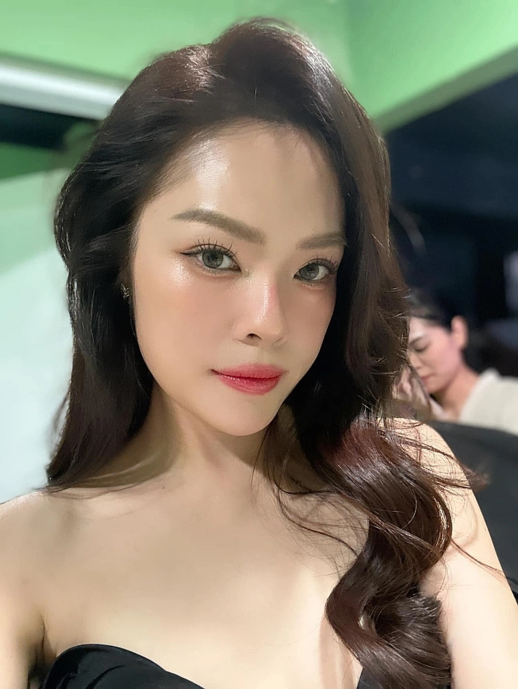 Nữ diễn viên nói bản thân chịu được cường độ làm việc cao, có những ngày cô làm quần quật từ sáng đến tối, ngủ không đủ giấc. "Mang áp lực tài chính nên tôi lao đầu vào làm đủ thứ việc, nhưng không thấy mệt. Thay vào đó, càng cố gắng tôi lại càng có tinh thần để làm nhiều hơn", Dương Cẩm Lynh bộc bạch.