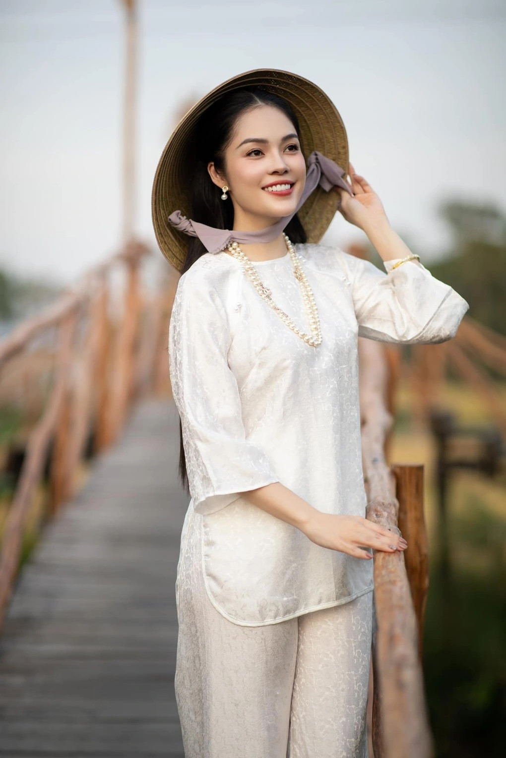 Dương Cẩm Lynh vượt thị phi sau vỡ nợ, đại gia ngỏ lời giúp Duong Cam Lynh vuot thi phi sau vo no, dai gia ngo loi giup