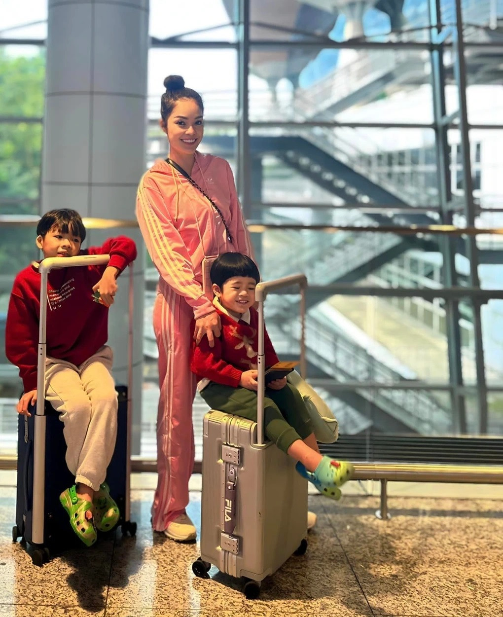 Nữ diễn viên tiết lộ thời gian khó khăn, có nhiều đại gia ngỏ lời giúp đỡ, nhưng cô đều từ chối: "Có những người đàn ông có điều kiện yêu thương tôi, thấy hoàn cảnh tôi vất vả thì đề nghị trả nợ giúp nhưng tôi sống tự lập, không muốn dựa dẫm hay chịu ơn ai. Nếu tôi chấp nhận lời đề nghị thì tôi không giữ được danh dự với các con. Tôi phải làm tấm gương cho các con tôi noi theo".