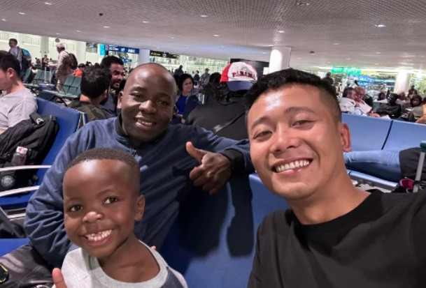 Loi Con bat be tiep vien hang khong goi chua dung ten minh