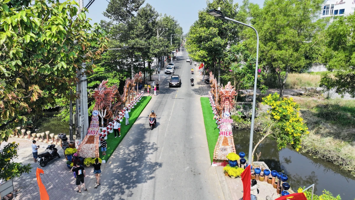 Tất cả đều sử dụng các sản phẩm tại lò lu Đại Hưng, vốn là cơ sở sản xuất gốm sứ lâu đời với hơn 160 năm tuổi ở địa phương.