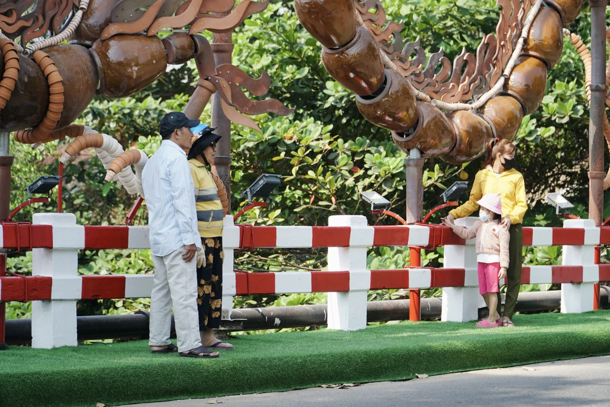 Nhiều người có dịp ngang qua khu vực cũng dừng xe bên đường để ghi lại khoảnh khắc đẹp bên đôi rồng.